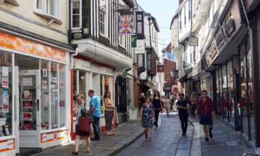 UK chains set to flourish while fewer new vape stores are opened