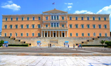 Greek parliament gives green light to tighter rules on smoking and vaping